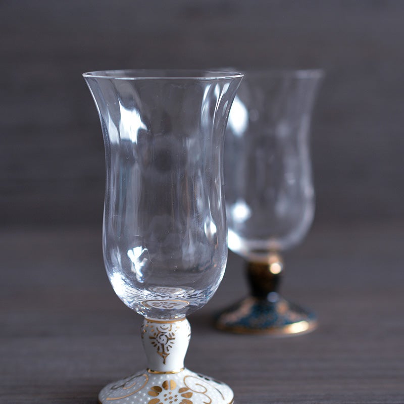 手仕事ならではの温もりとクリスタルの輝きが日本酒を引き立てます