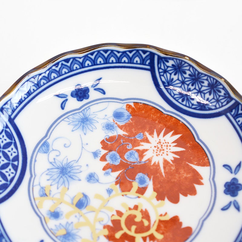 華やかな金色の植物柄がアクセント