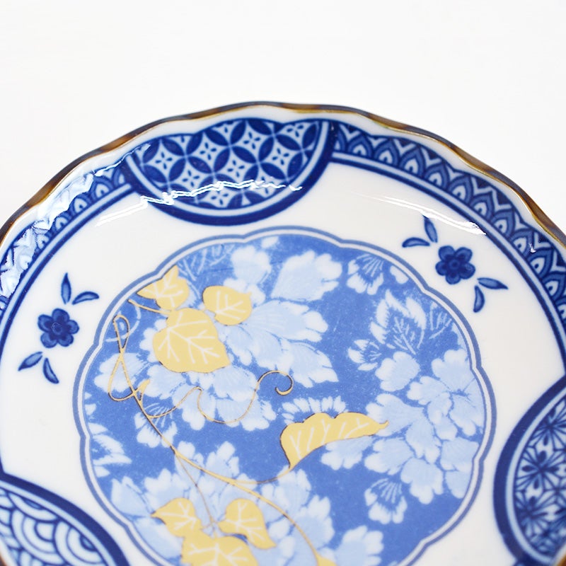 華やかな金色の植物柄がアクセント