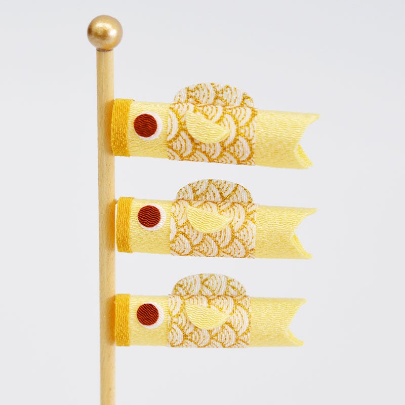 かわいいこいのぼりが3匹泳いでいます