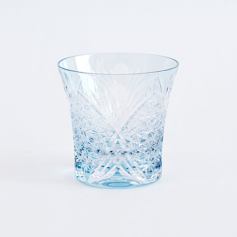 透き通るような淡いブルーのクリスタルガラス