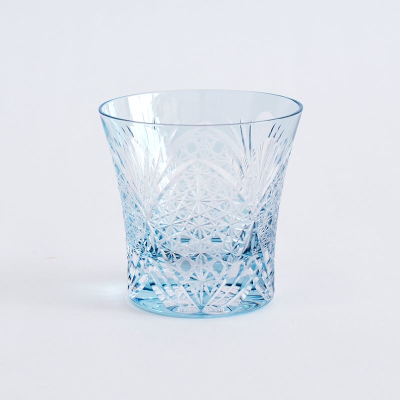 伝統的な幾何学模様を大胆かつ緻密に施しました