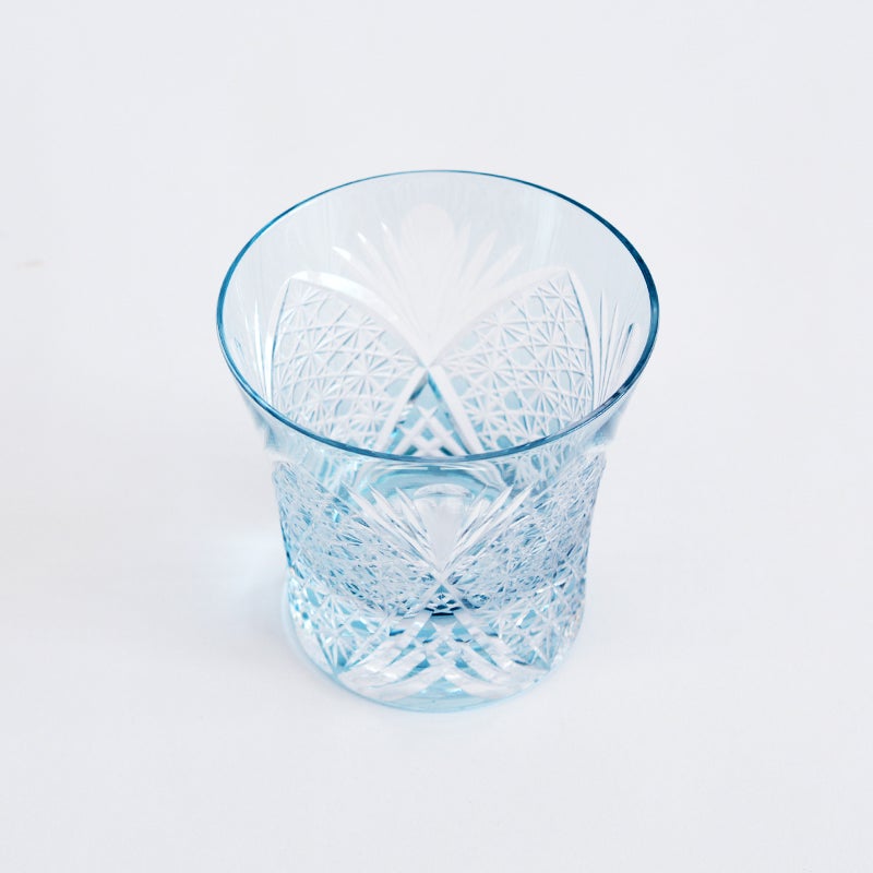 傾けるたびに、光が複雑に屈折し、美しい輝きを放ちます