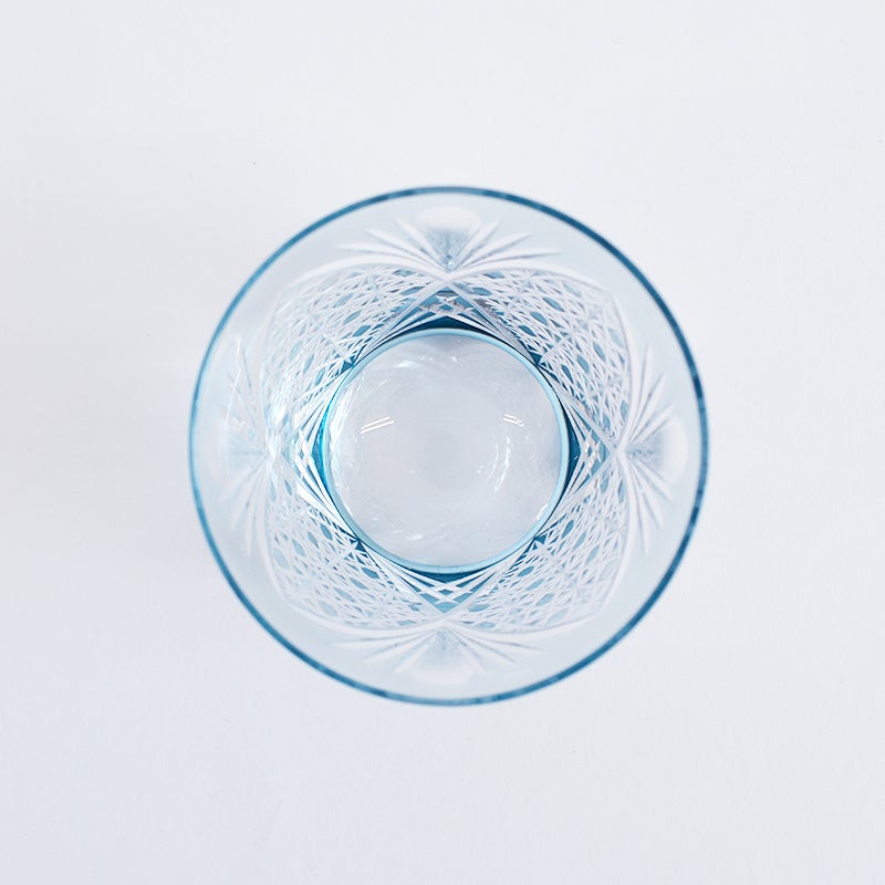 注いだ飲み物の色と美しく重なり合います