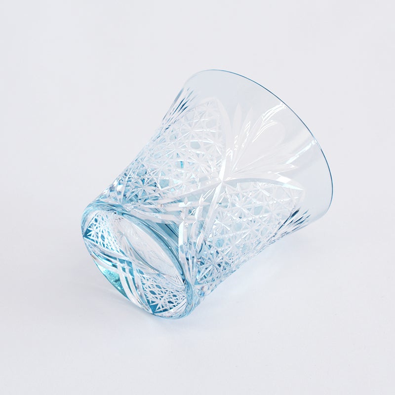 ずっしりとした適度な重みと、手に馴染むフォルム