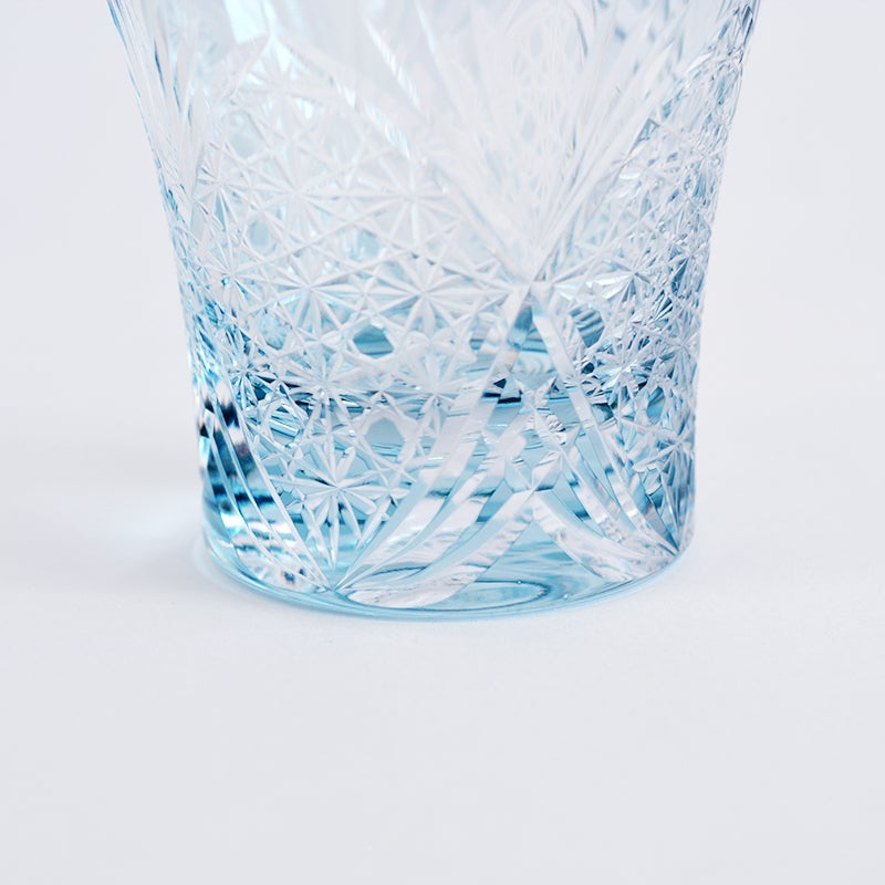 底面にまで施されたカットは飲み物を注ぐことでより一層その深みを増します