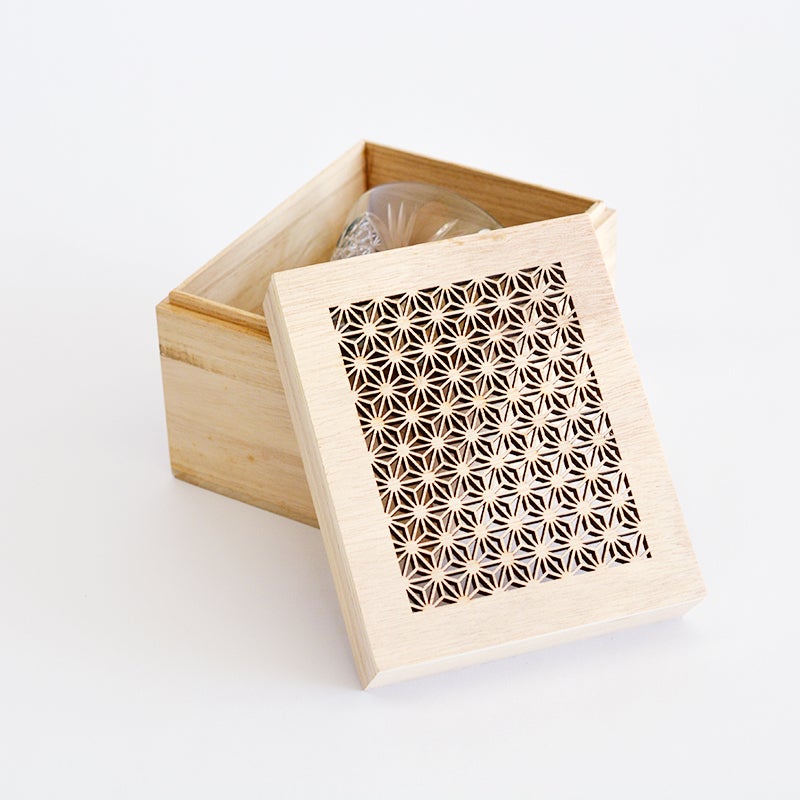 格調高い桐箱入りで贈り物に最適です