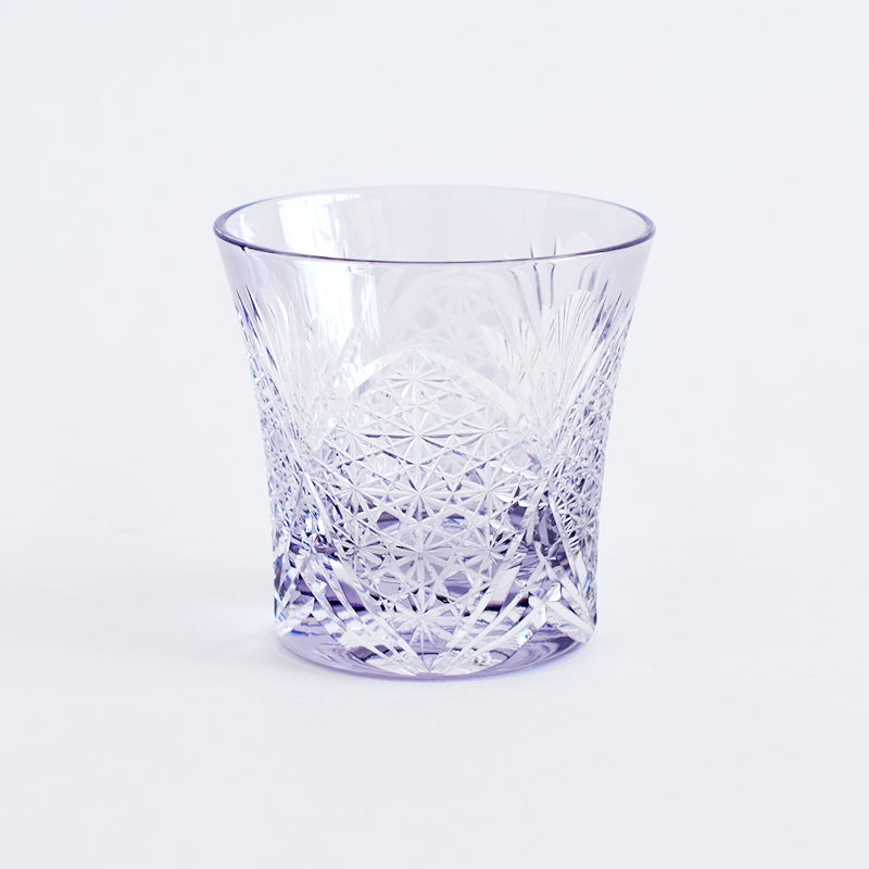 伝統的な幾何学模様を大胆かつ緻密に施しました