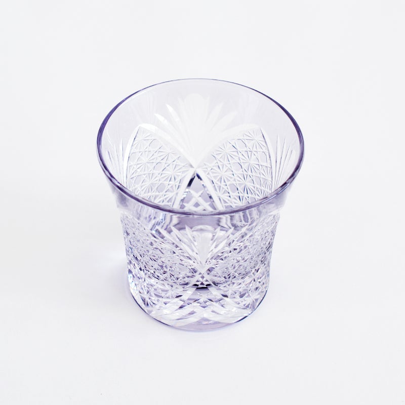 傾けるたびに、光が複雑に屈折し、美しい輝きを放ちます