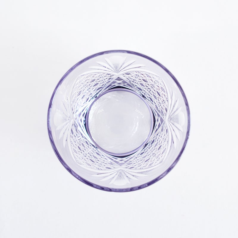 注いだ飲み物の色と美しく重なり合います