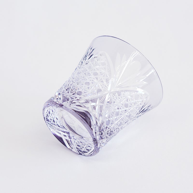 ずっしりとした適度な重みと、手に馴染むフォルム