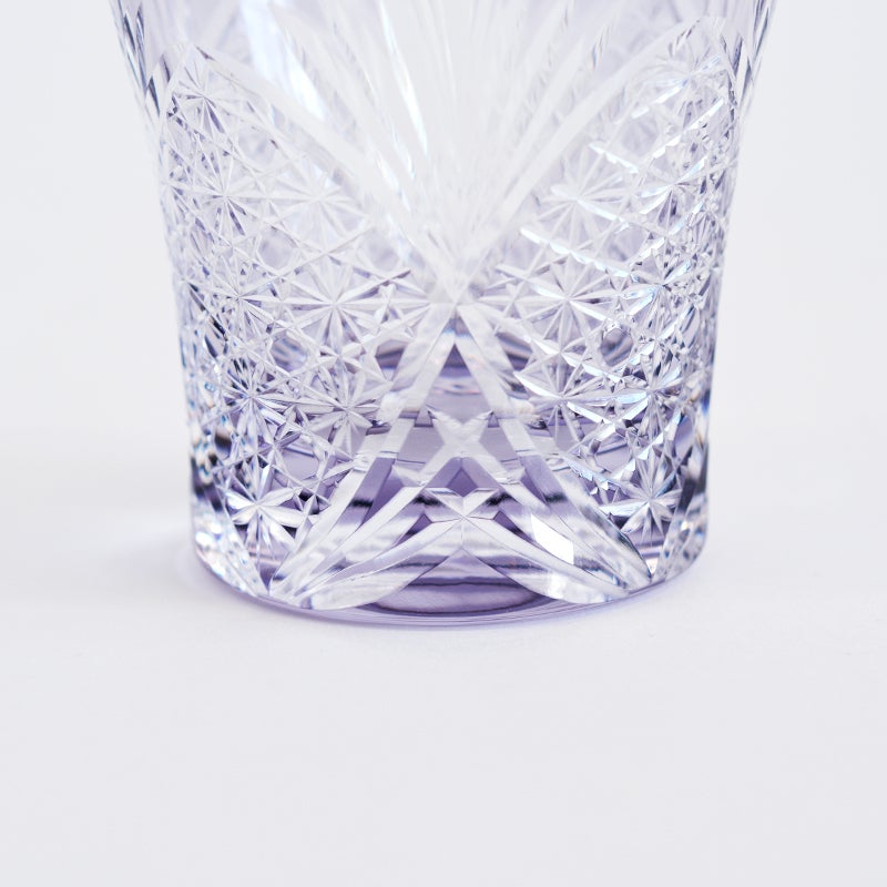 下部にまで施されたカットは飲み物を注ぐことでより一層その深みを増します