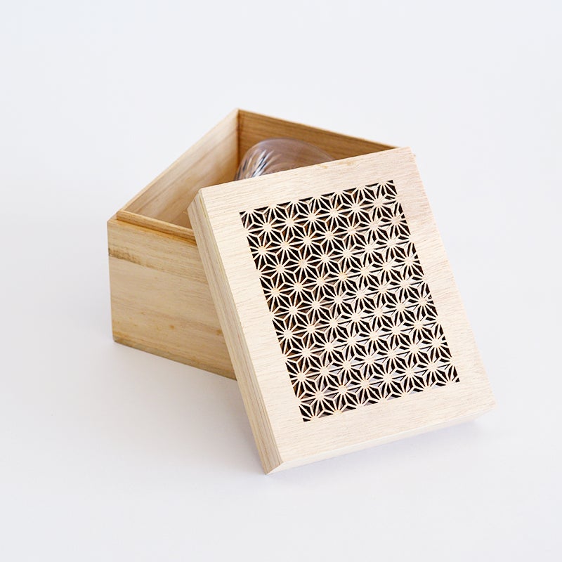 格調高い桐箱入りで贈り物に最適です