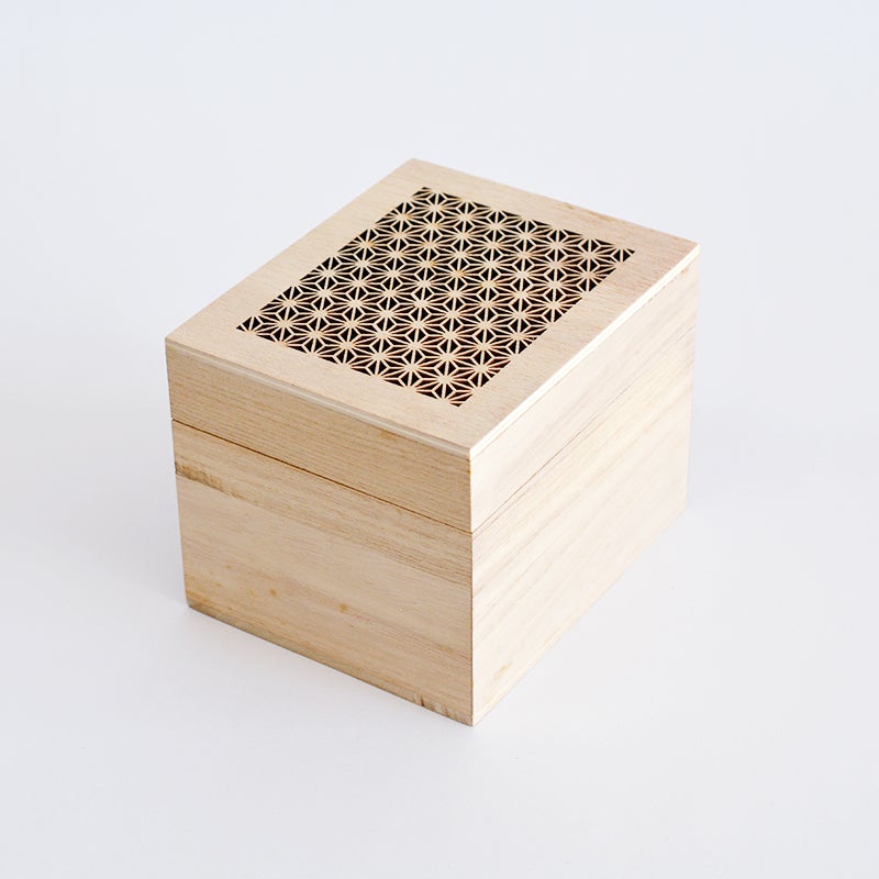 格調高い桐箱入りで贈り物に最適です