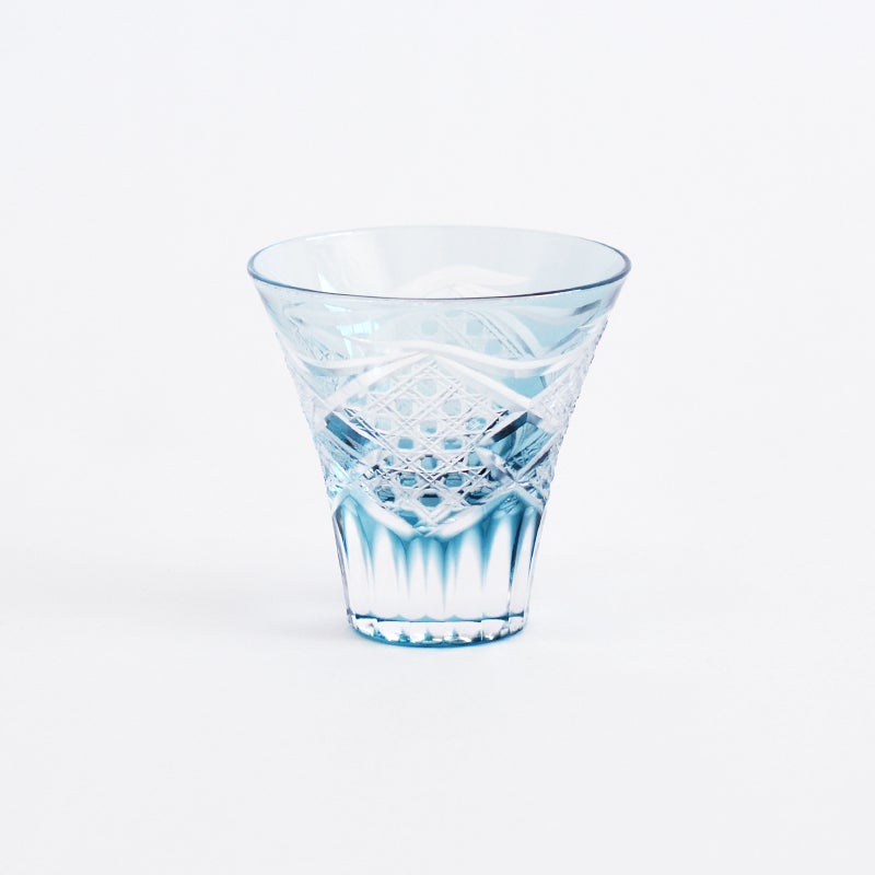 朝霧のような繊細なカットが、幻想的な表情を作り出します