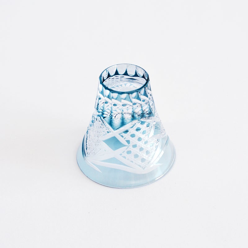 繊細なカットが生み出す「霞（かすみ）」のような揺らめき