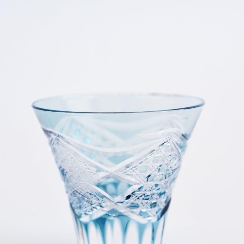 傾けるたびに、光が複雑に屈折し、美しい輝きを放ちます