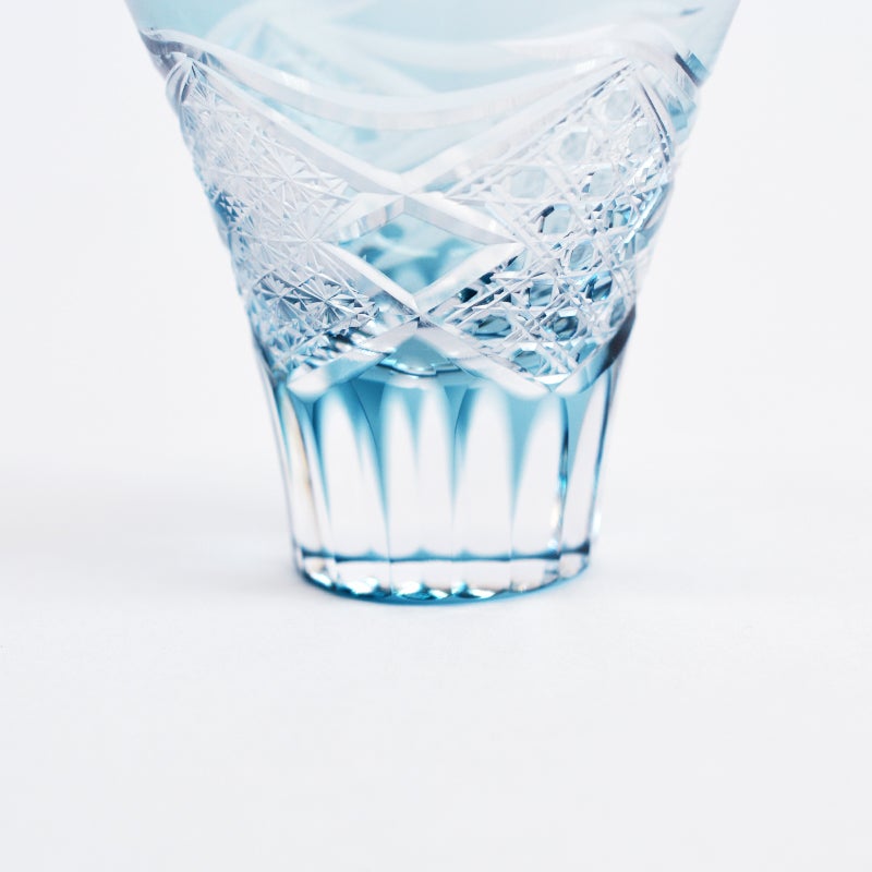 下部にまで施されたカットはお酒を注ぐことでより一層その深みを増します