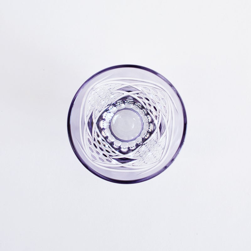 手に取るたびに万華鏡のように表情を変えます