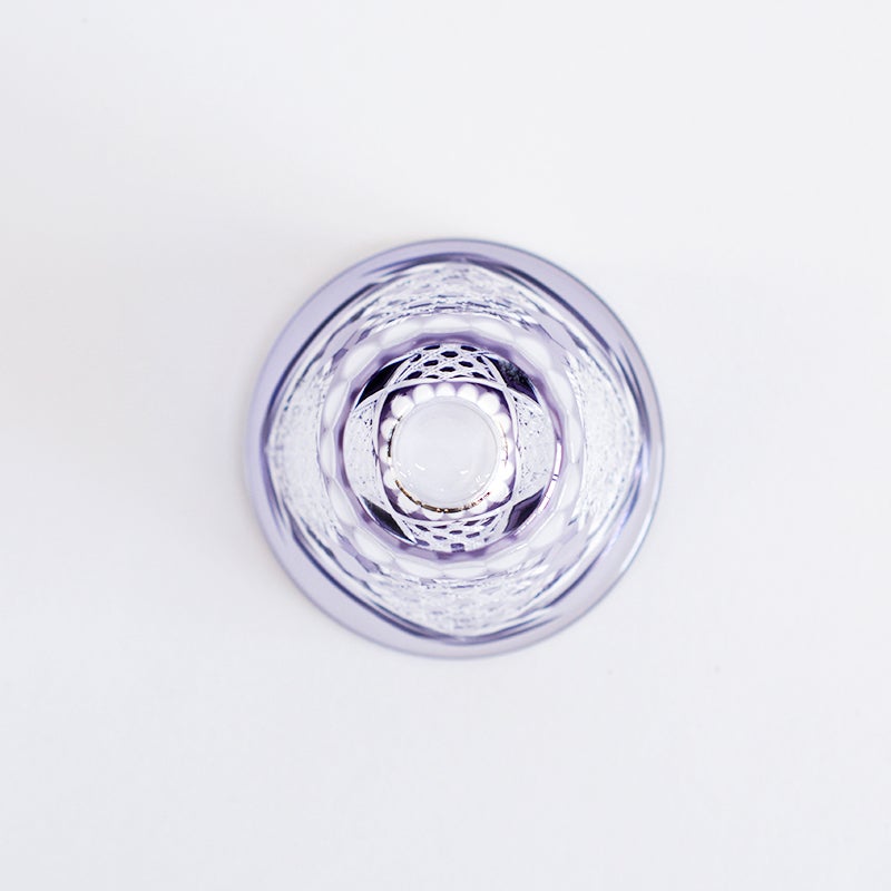 どの角度からでも緻密にカットされた文様を楽しめます