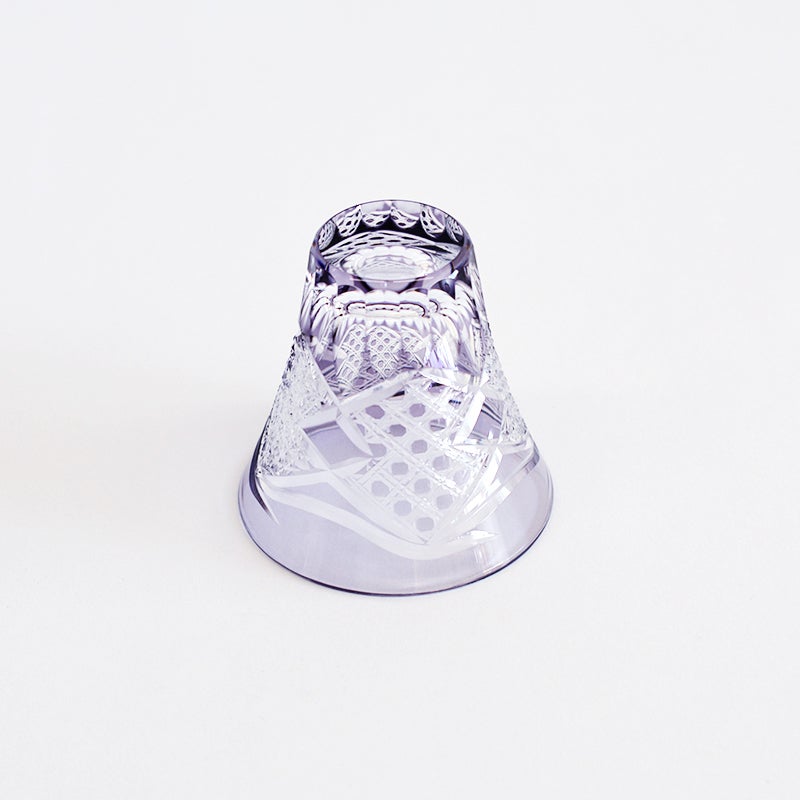 繊細なカットが生み出す「霞（かすみ）」のような揺らめき