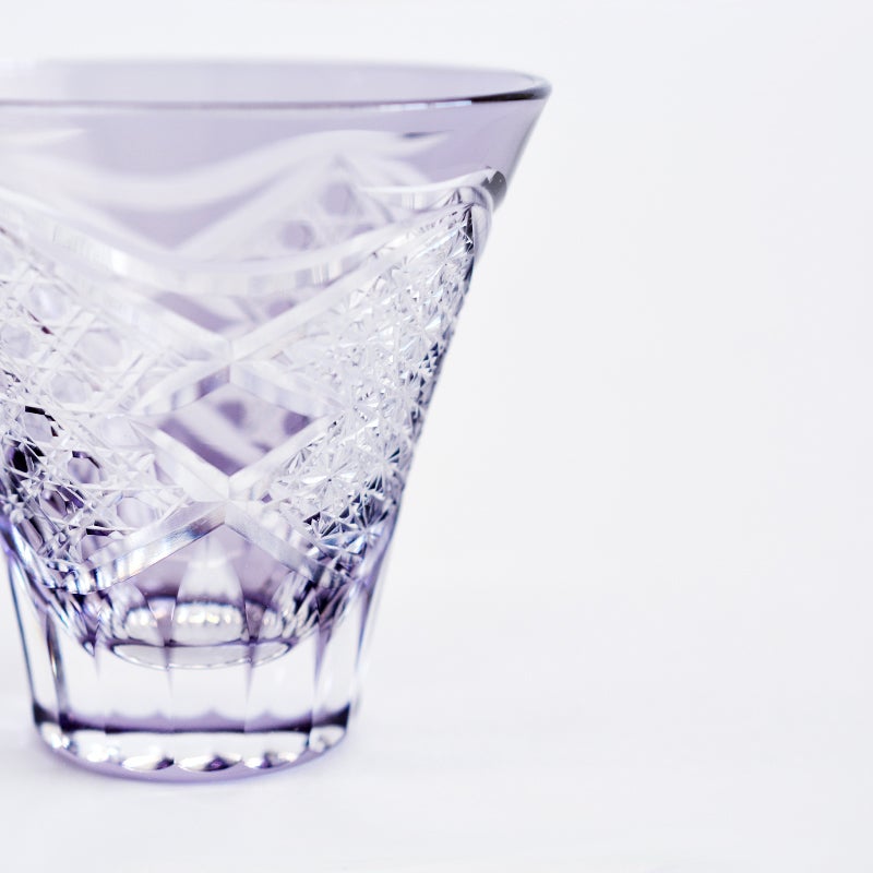 伝統的な幾何学模様を大胆かつ緻密に施しました