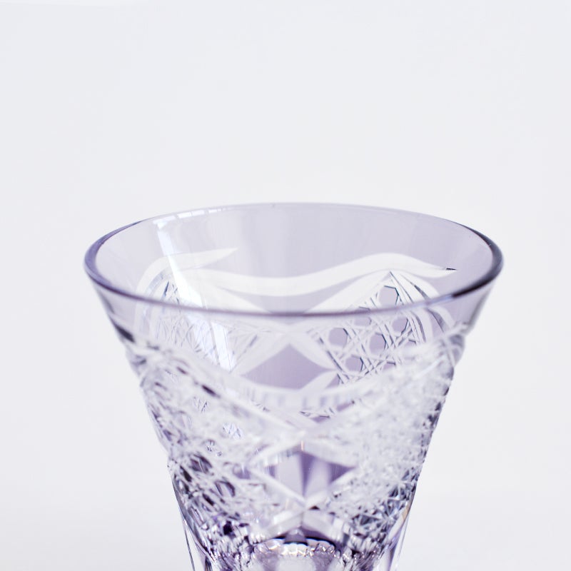 傾けるたびに、光が複雑に屈折し、美しい輝きを放ちます