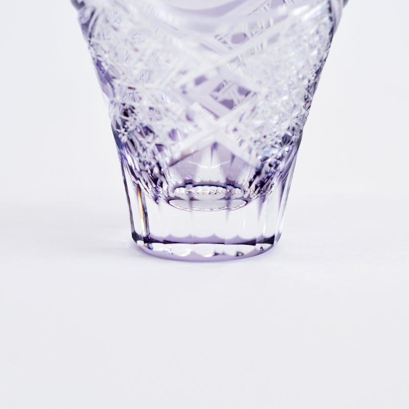 下部にまで施されたカットはお酒を注ぐことでより一層その深みを増します