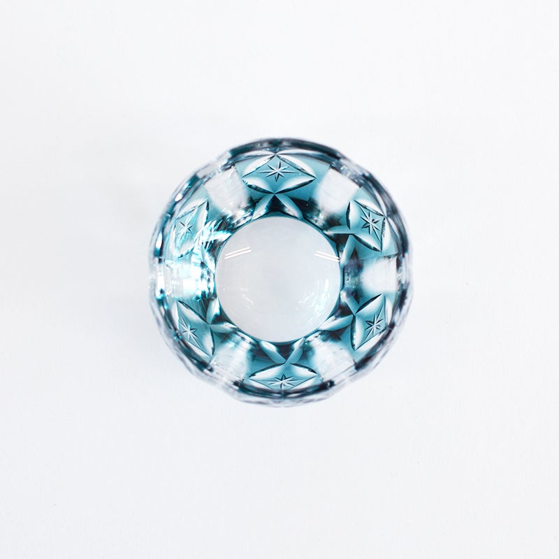 日本酒の透明感を引き立てる、落ち着きのある深い青色