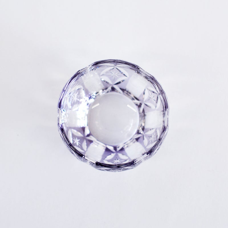 日本酒の透明感を引き立てる、落ち着きのある深い色合い