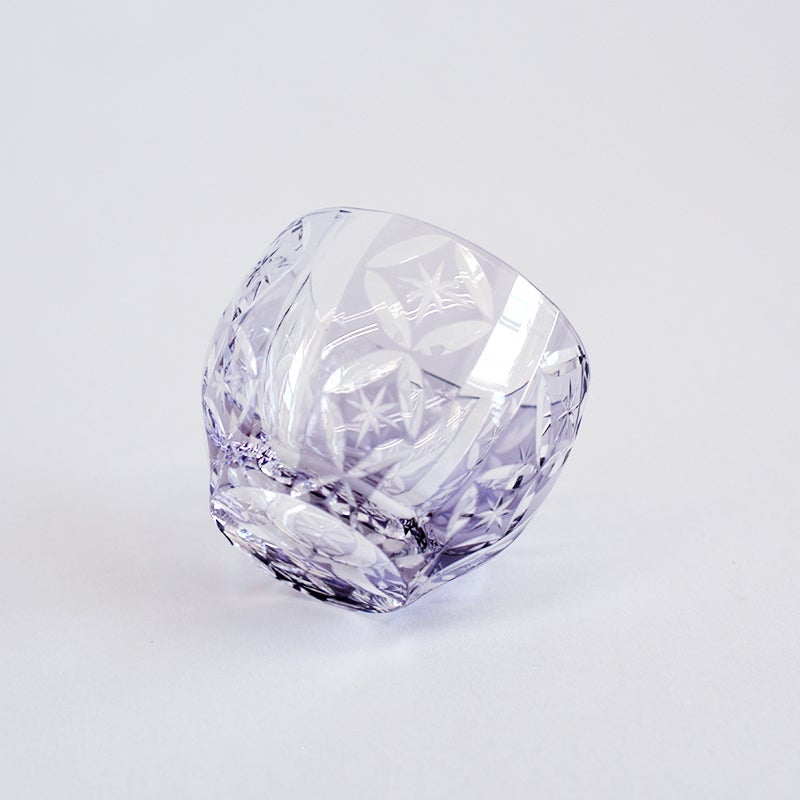 お酒を注ぐたびに宝石のような輝きを放ちます