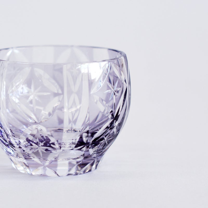 光を乱反射させ宝石のような輝きを放ちます