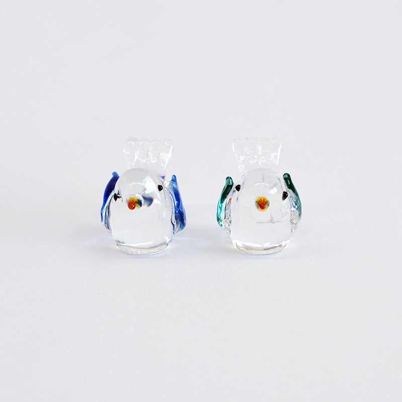 光の角度によってキラキラと輝きを変えるガラス素材