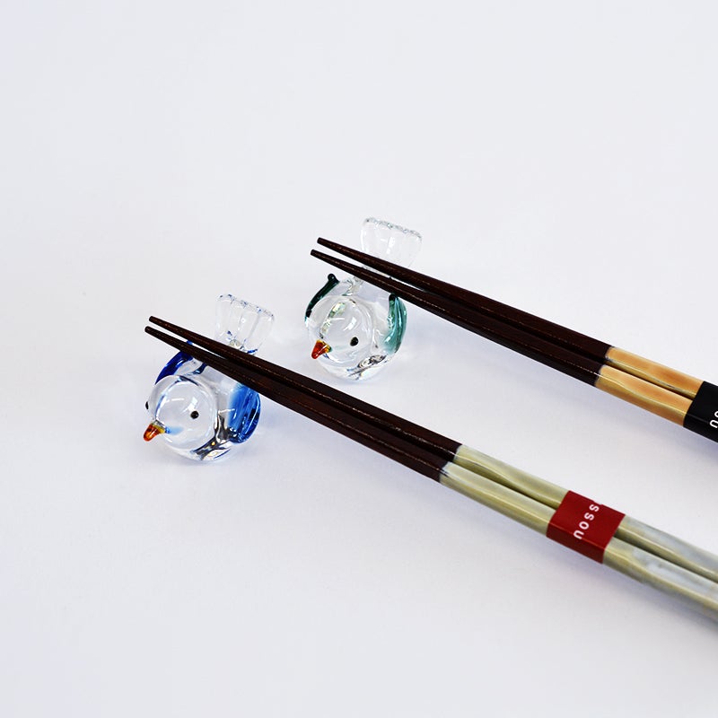 背中の絶妙な曲線が箸をしっかりと受け止め