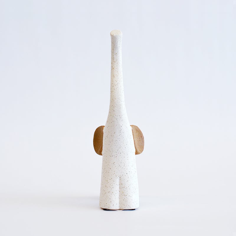 目や口などの細かな造形をあえて省き、象のフォルムをシンプルに表現しています