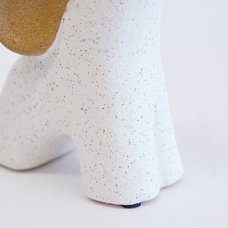 表面は光沢を抑えたマットな仕上げでサンドストーンのような、自然なテクスチャです