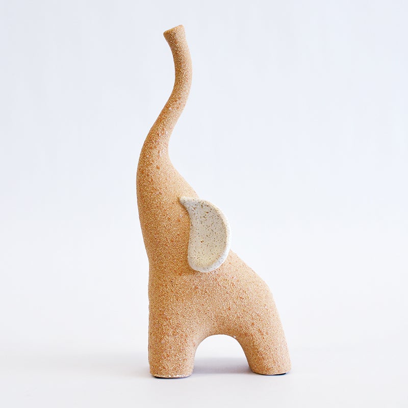 空に向かって高く伸びた鼻が特徴