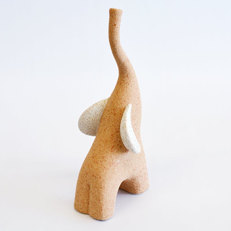 ボディと耳の部分は、質感が異なるデザイン