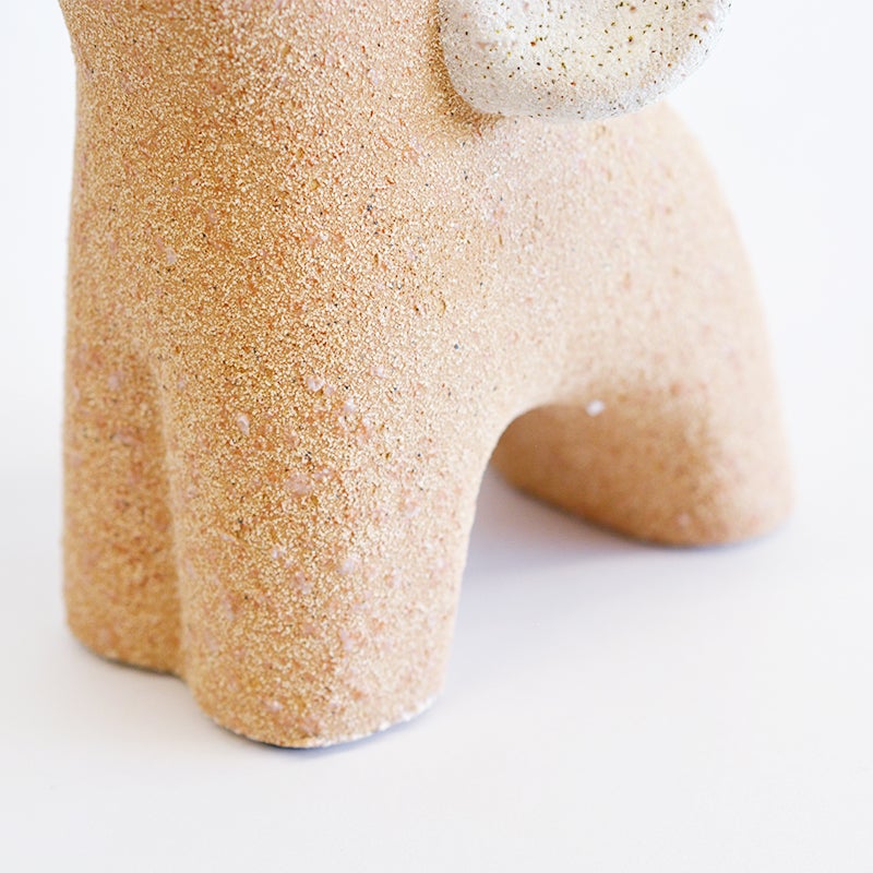 表面は光沢を抑えたマットな仕上げでサンドストーンのような、自然なテクスチャです