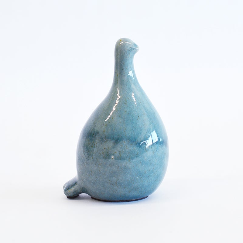 丸みを帯びたお腹と小さなしっぽが特徴の愛らしいシルエット