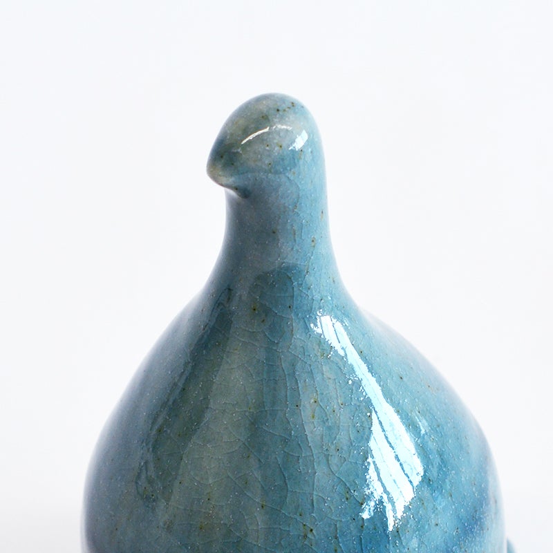 表面に細かく入ったひび割れ状の模様（貫入）が、ヴィンテージのような深い味わいと繊細な表情を作り出します