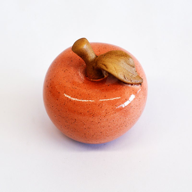 表面に光沢のある釉薬を施し、光を反射して瑞々しい質感を演出します