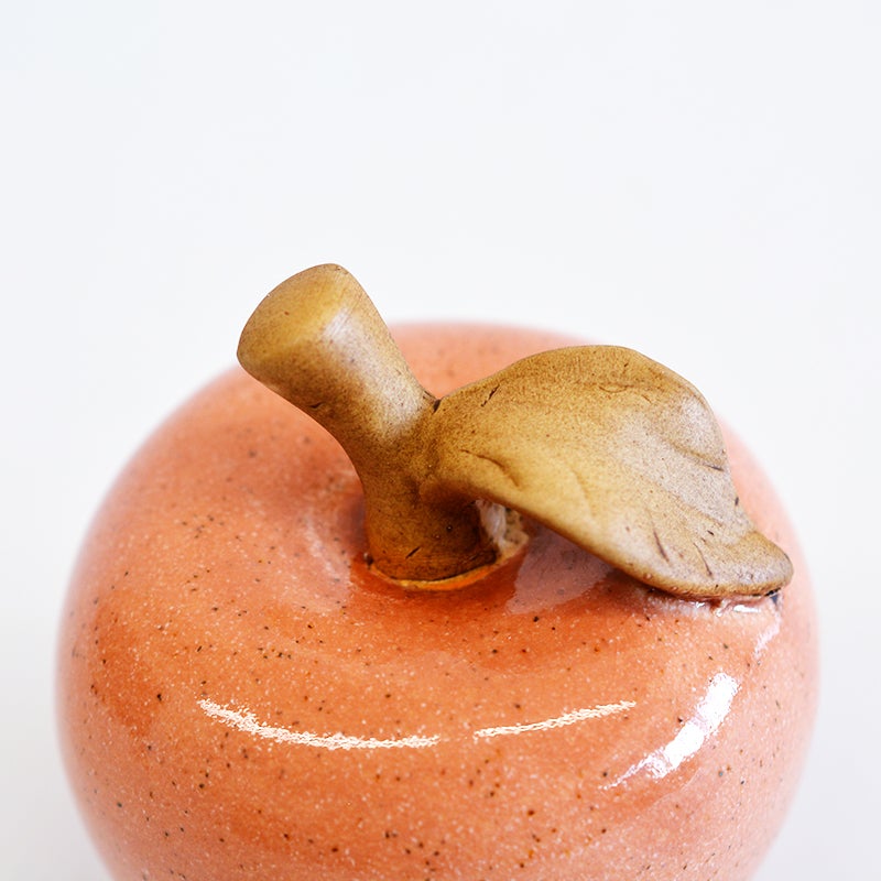 陶磁器特有の細かな斑点（鉄粉）が混じったような、深みのある色合いが特徴です