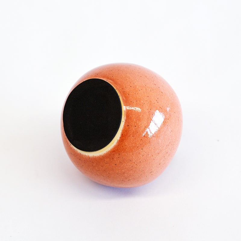 保護用のクッションが付いてなテーブルや棚を傷つける心配がありません