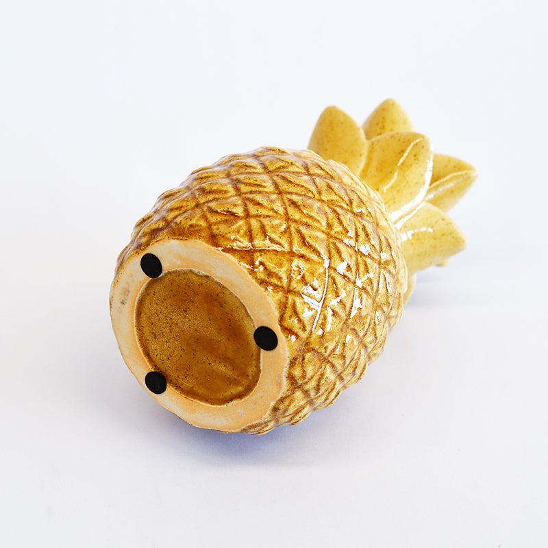 クッション付きなのでテーブルや棚を傷めません