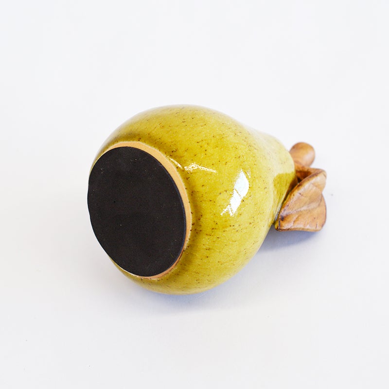 底面にはクッションが施されテーブルや棚を傷つけません