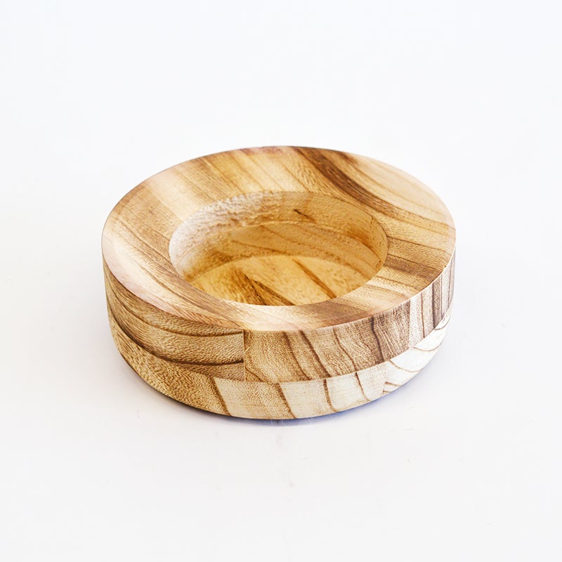 ベース部分は天然木ならではの温もりがあります