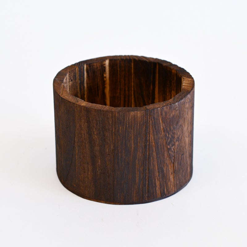 使い込むほどに色艶が深まり、独特の風合いへと変化します