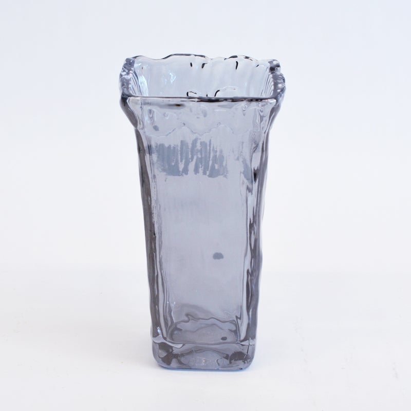 氷の塊を削り出したような無骨さと繊細さが同居した、独特のテクスチャーが魅力的