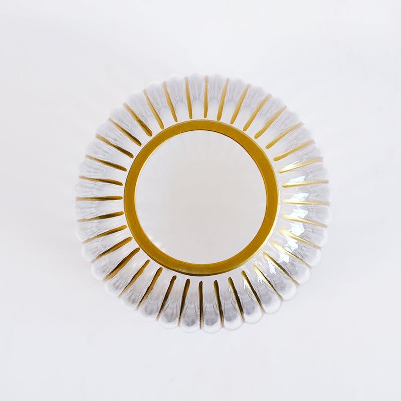 ゴールドのラインを施すことで、空間を引き締めます